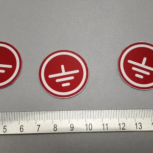 Печать на алюминии — Знак заземления красного цвета — фото